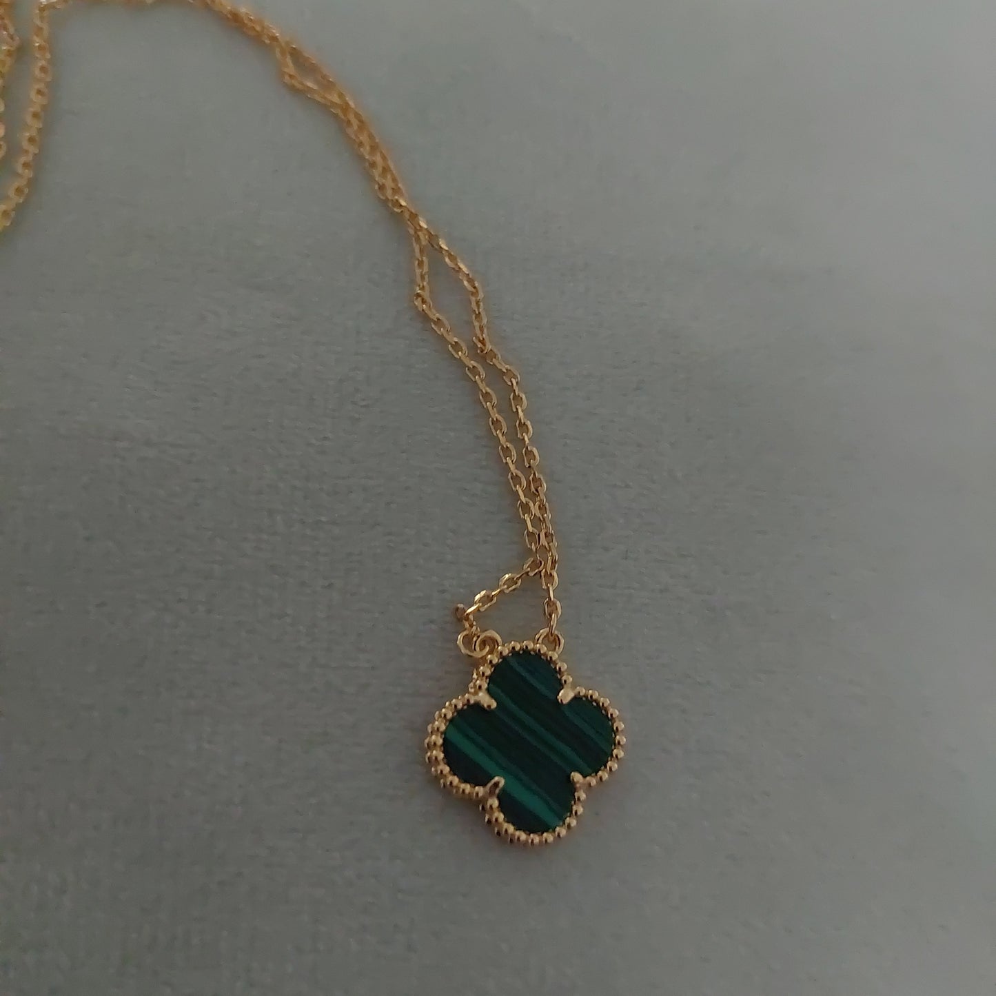 Collier vert vca 1 fleur