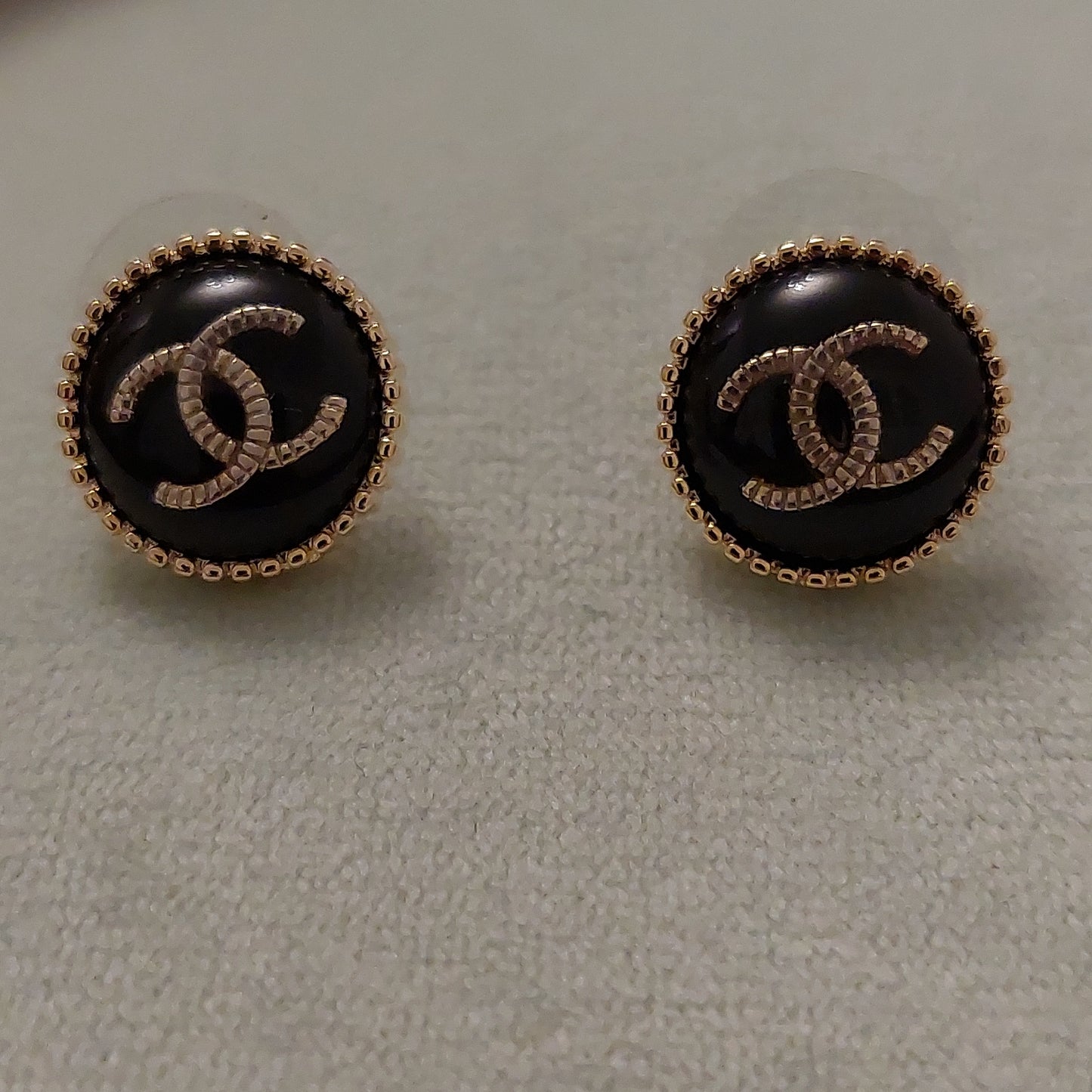 Boucle cc perle noir