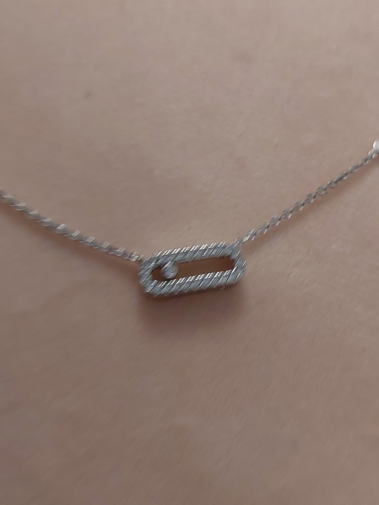Collier move1