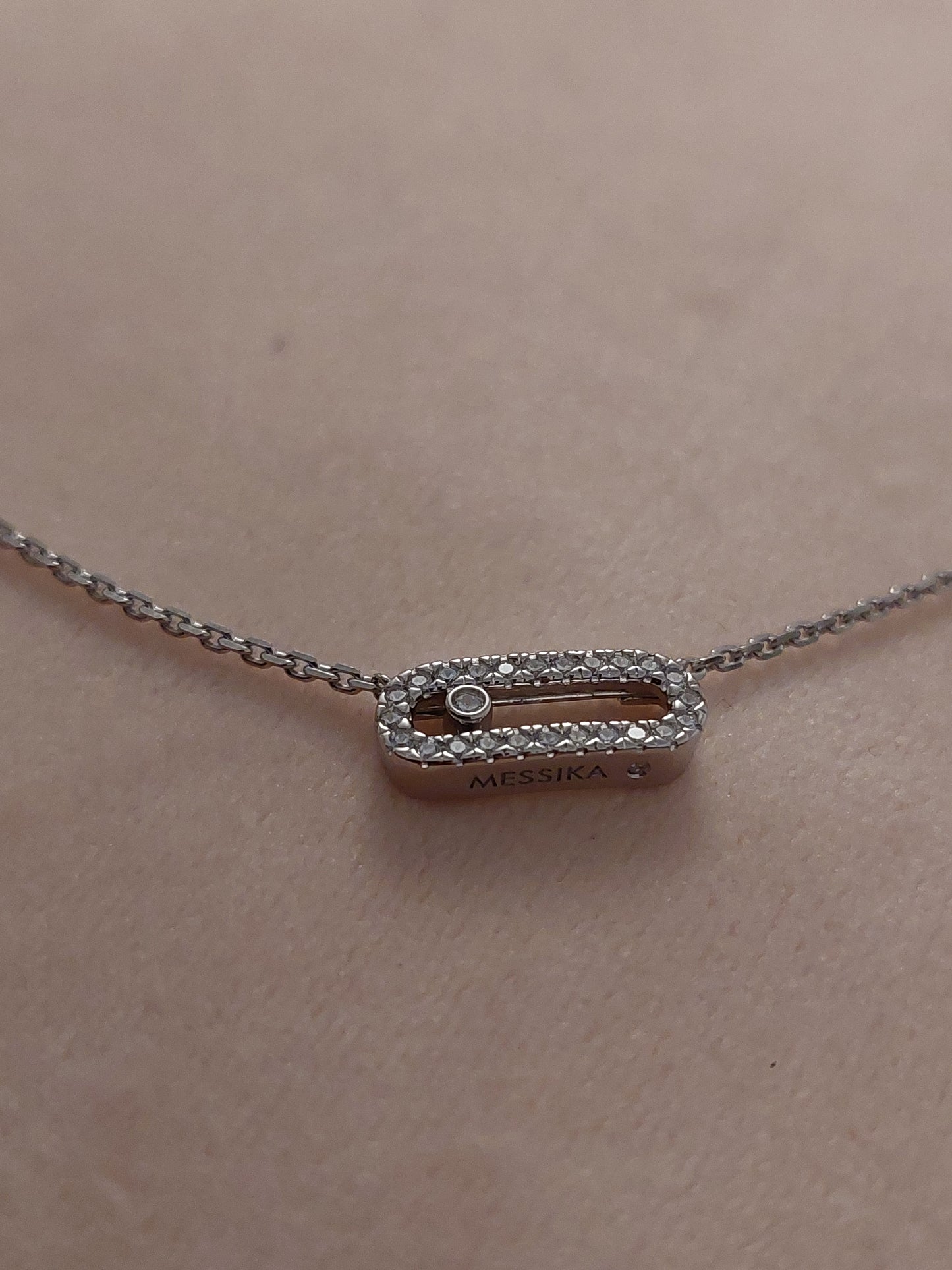 Collier move1
