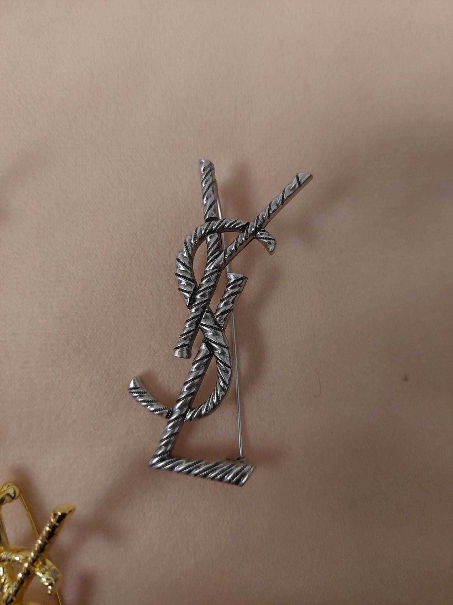 Broche Y.Ls