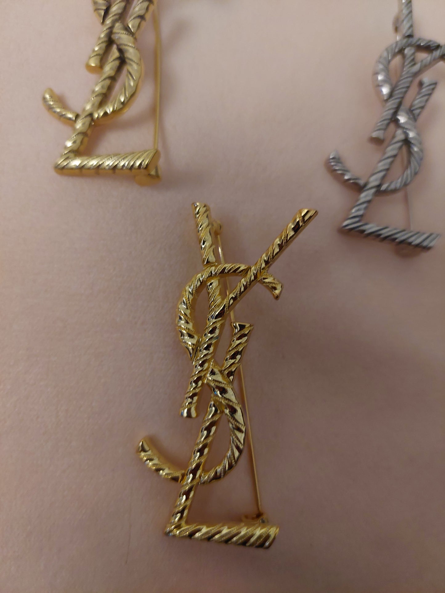 Broche Y.Ls