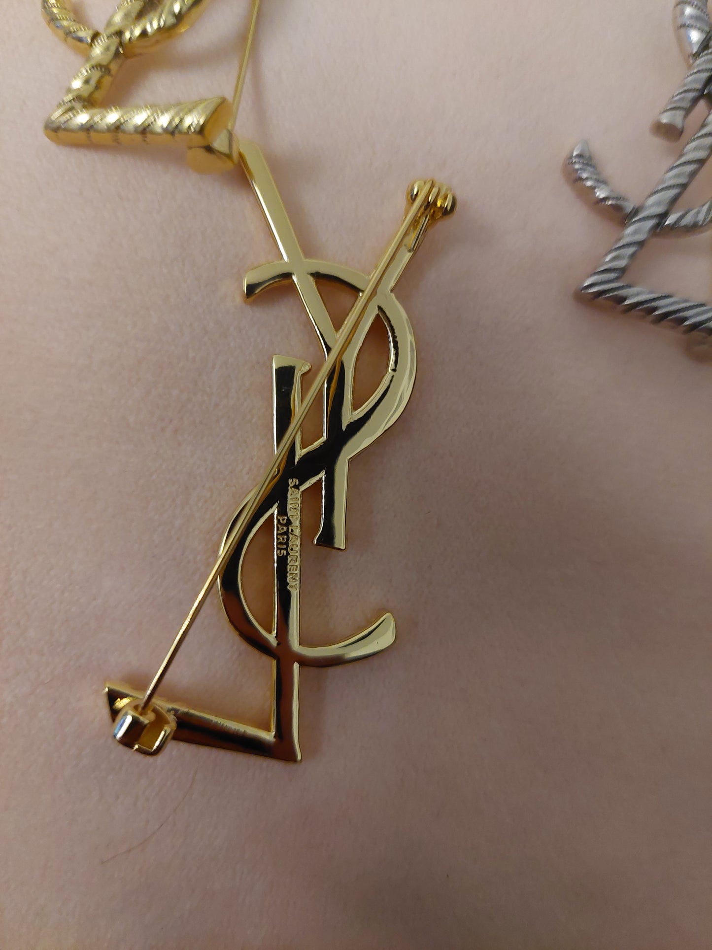 Broche Y.Ls