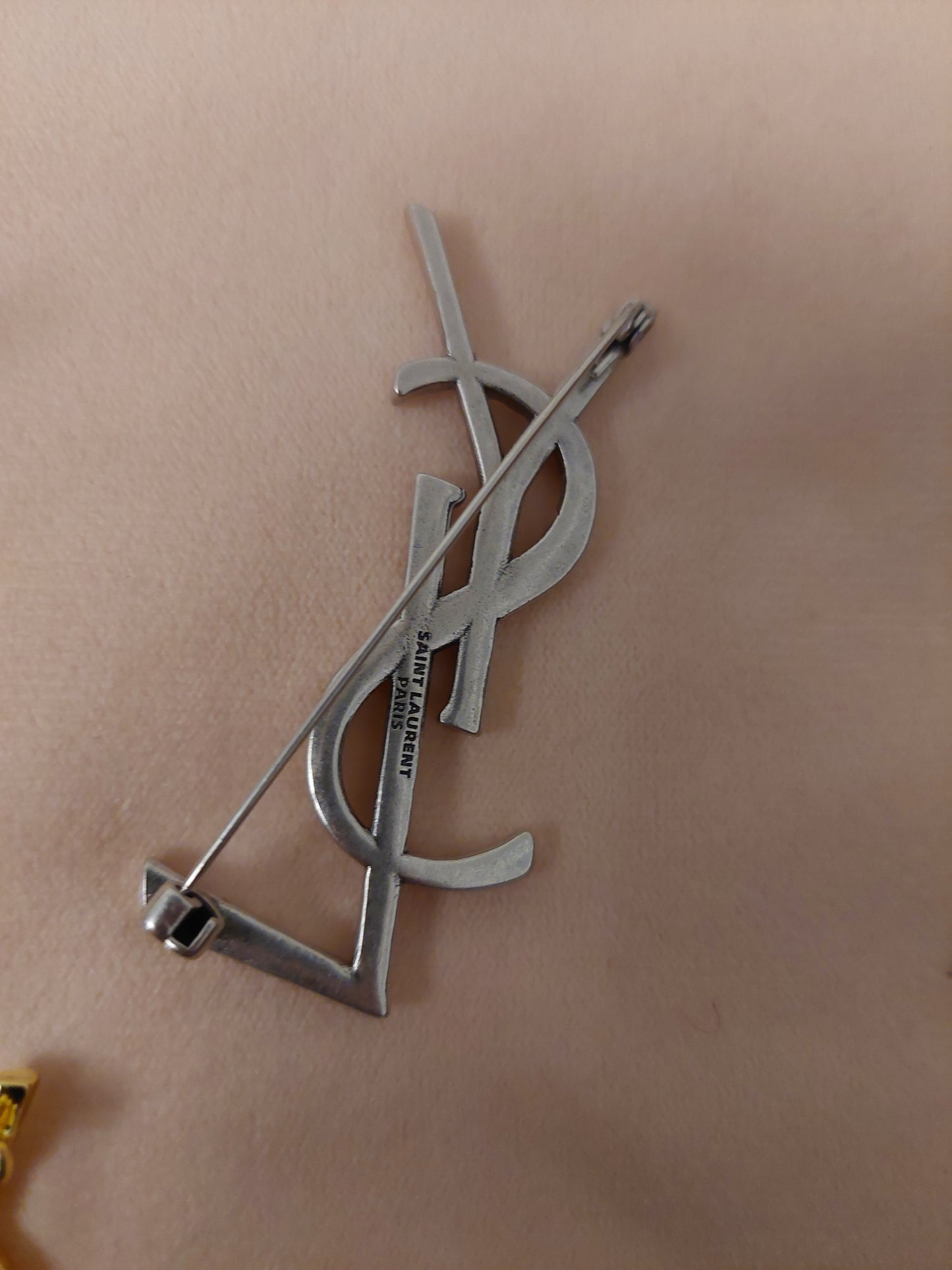 Broche Y.Ls