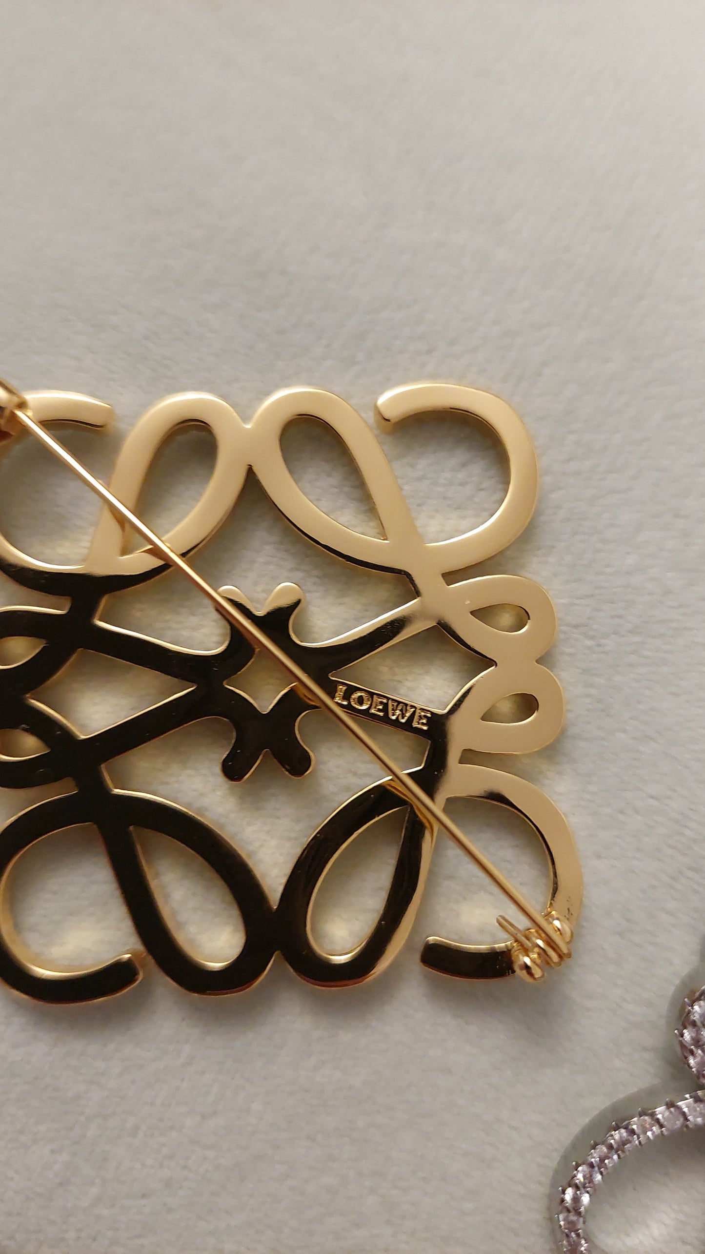 Broche loew.e