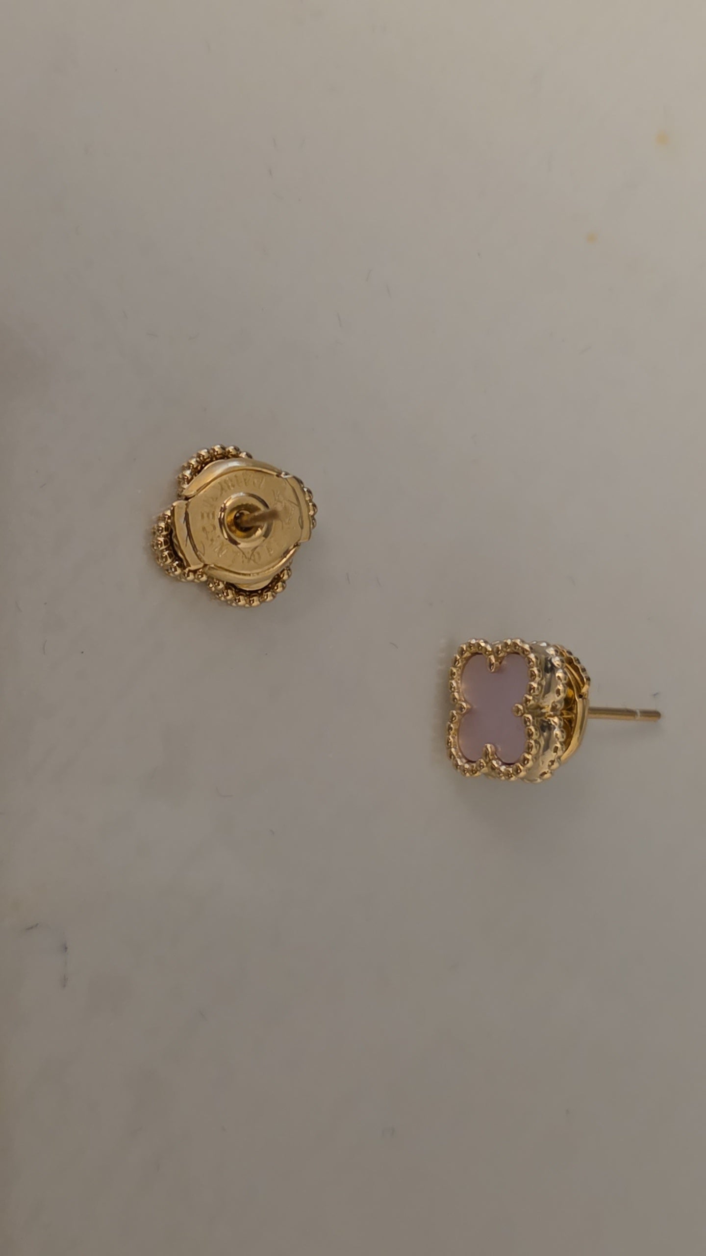 boucle d'oreille mini vca rose nacré