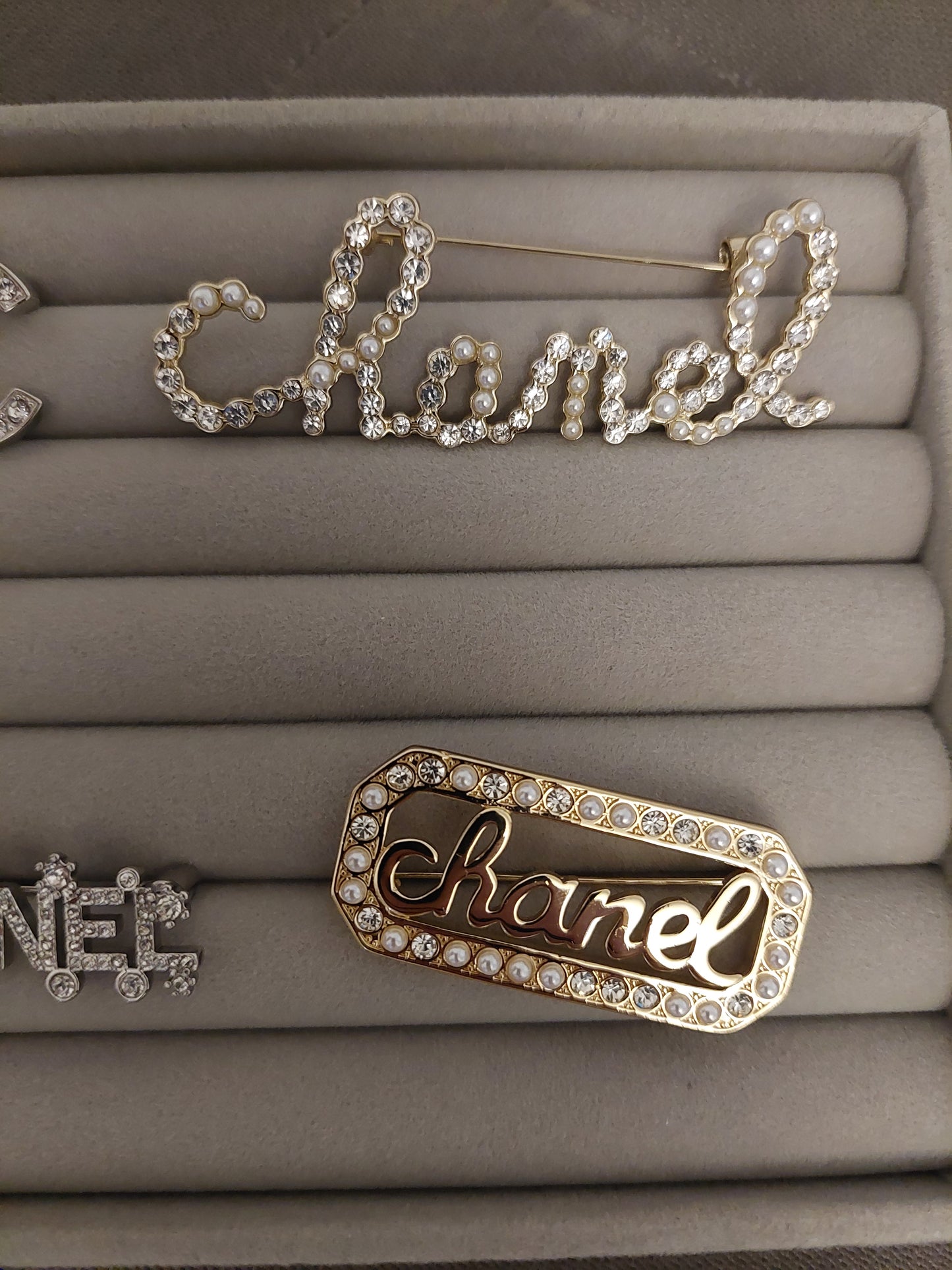 Broche cc