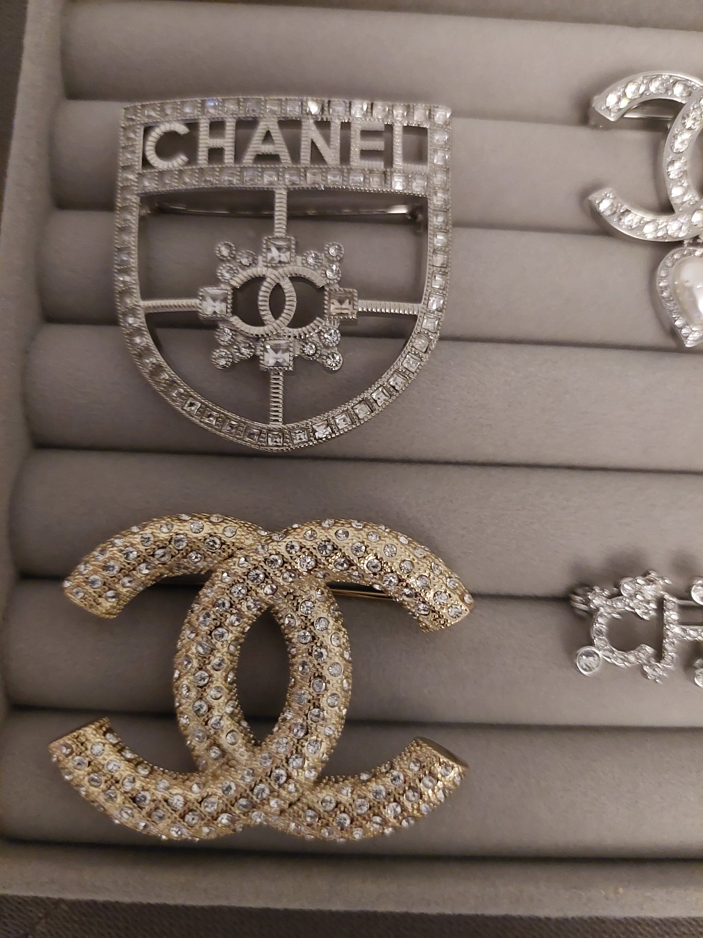 Broche cc