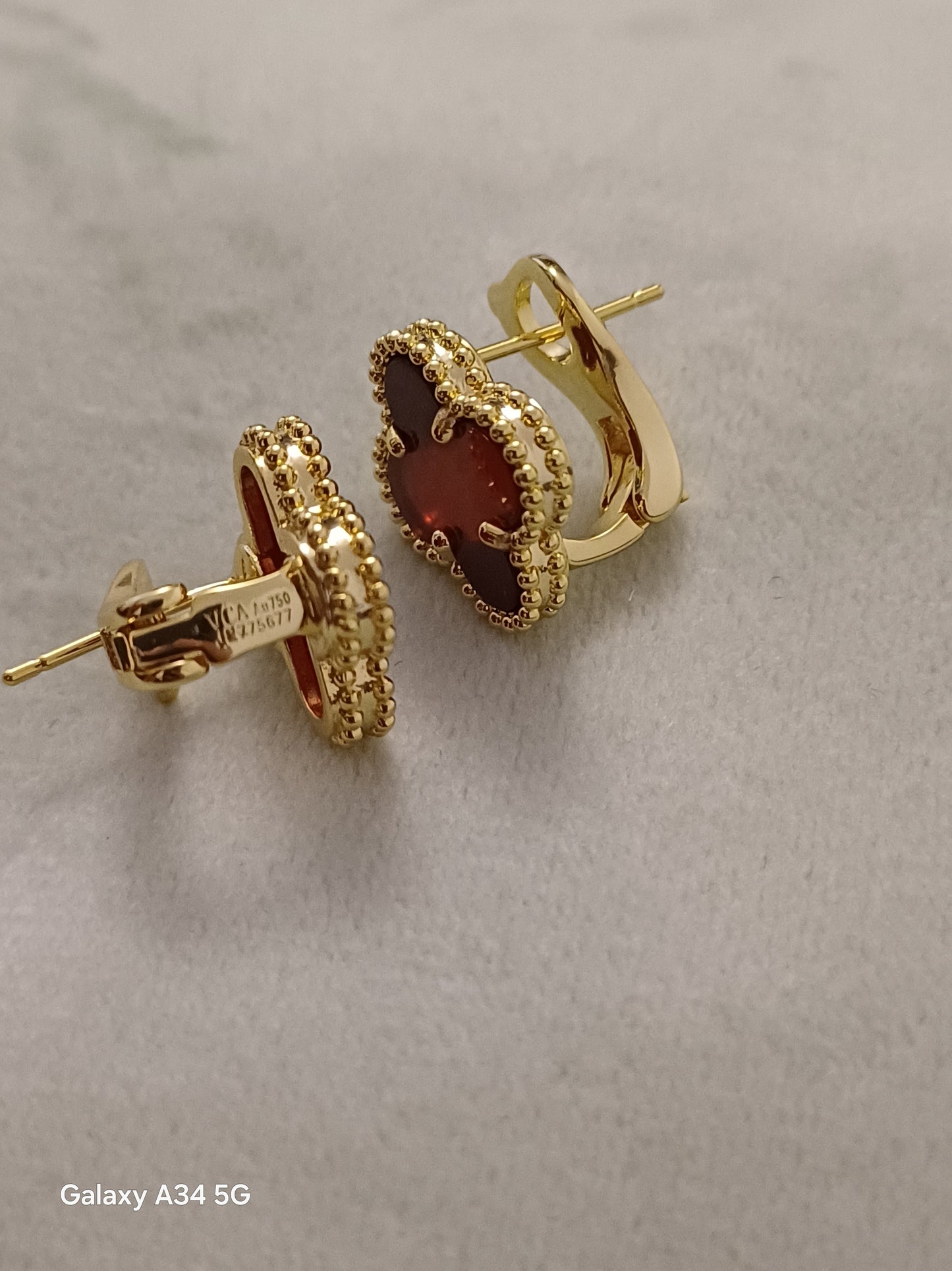 Boucle vca rouge transparent