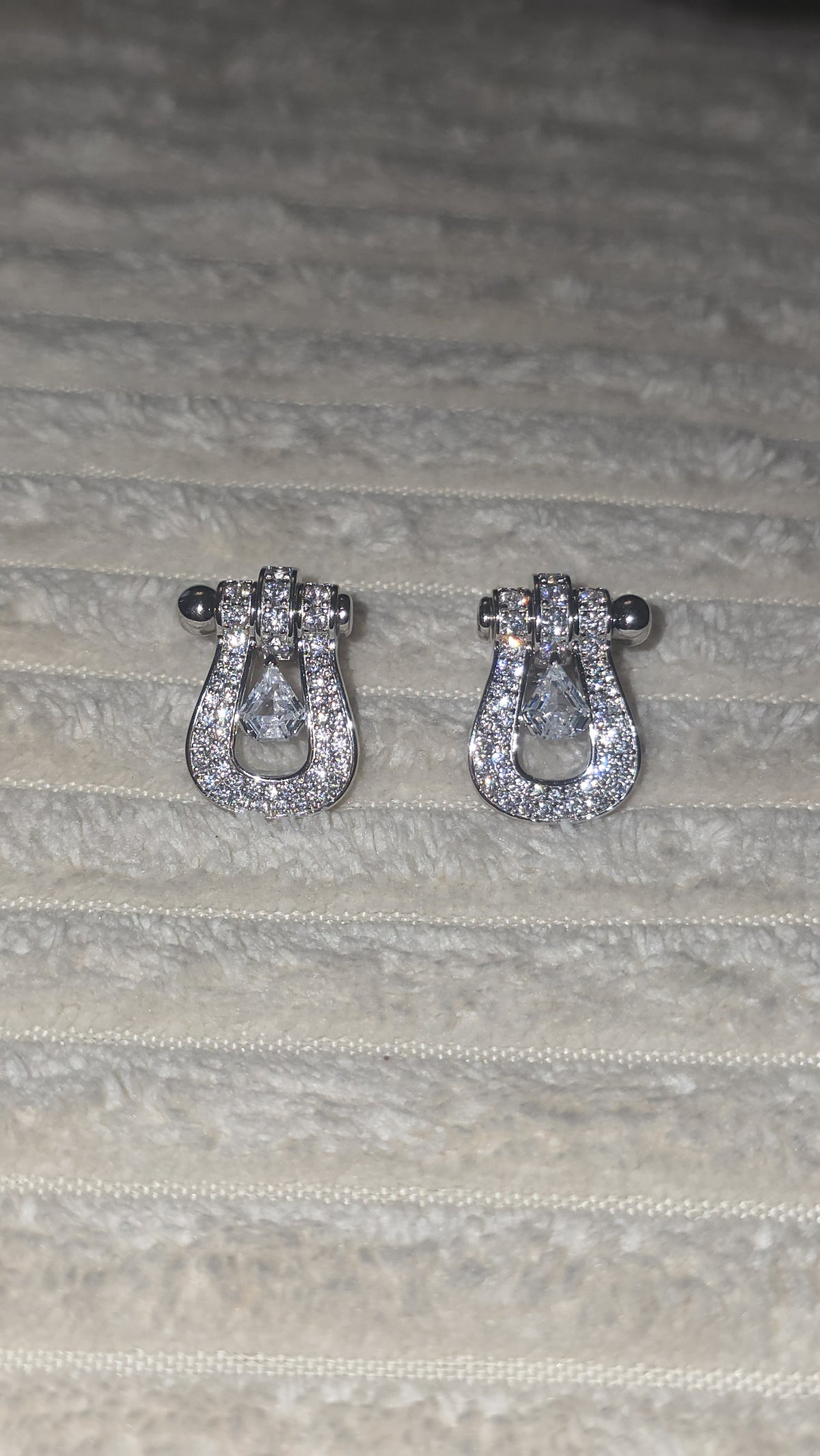 boucle d'oreille F.red
