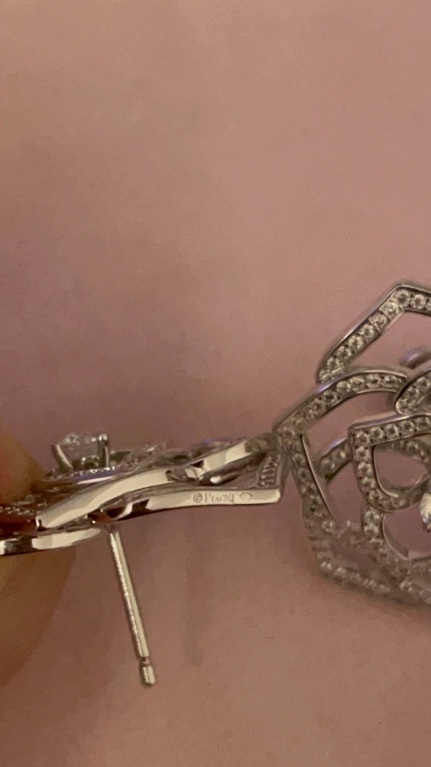 Boucle d’oreille piageT rose