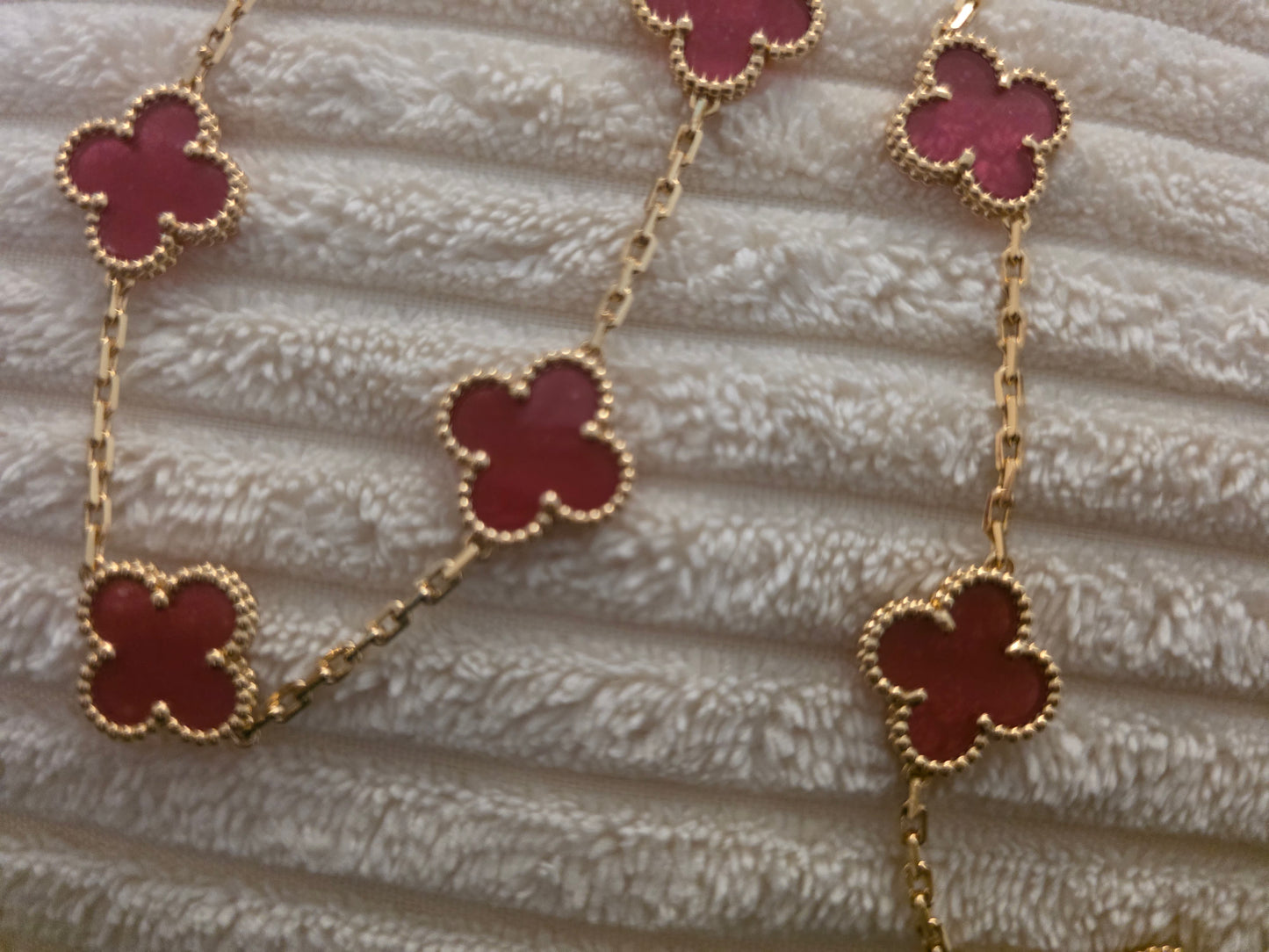 collier bracelet boucles d'oreilles vca fushia transparent
