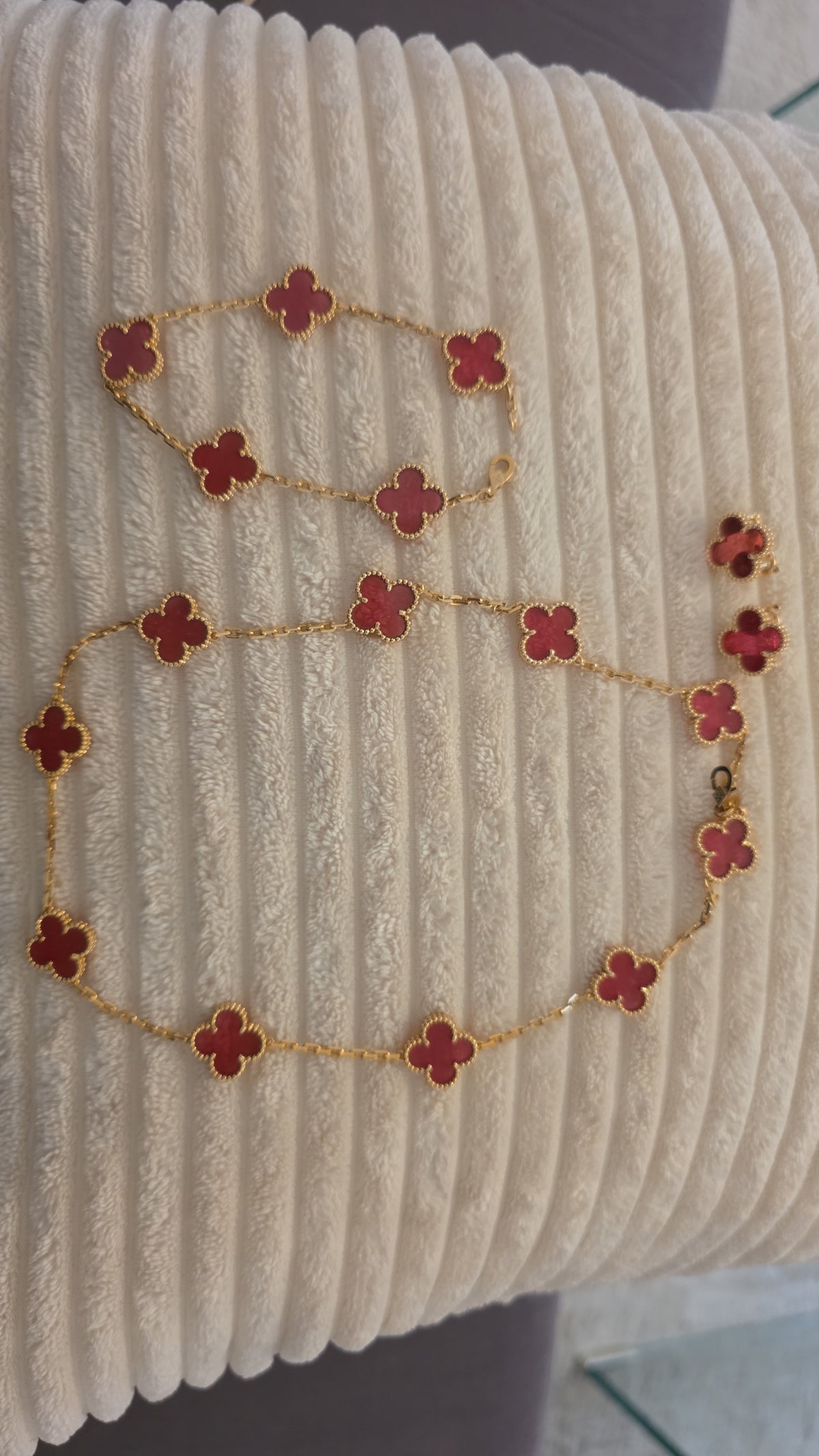 collier bracelet boucles d'oreilles vca fushia transparent
