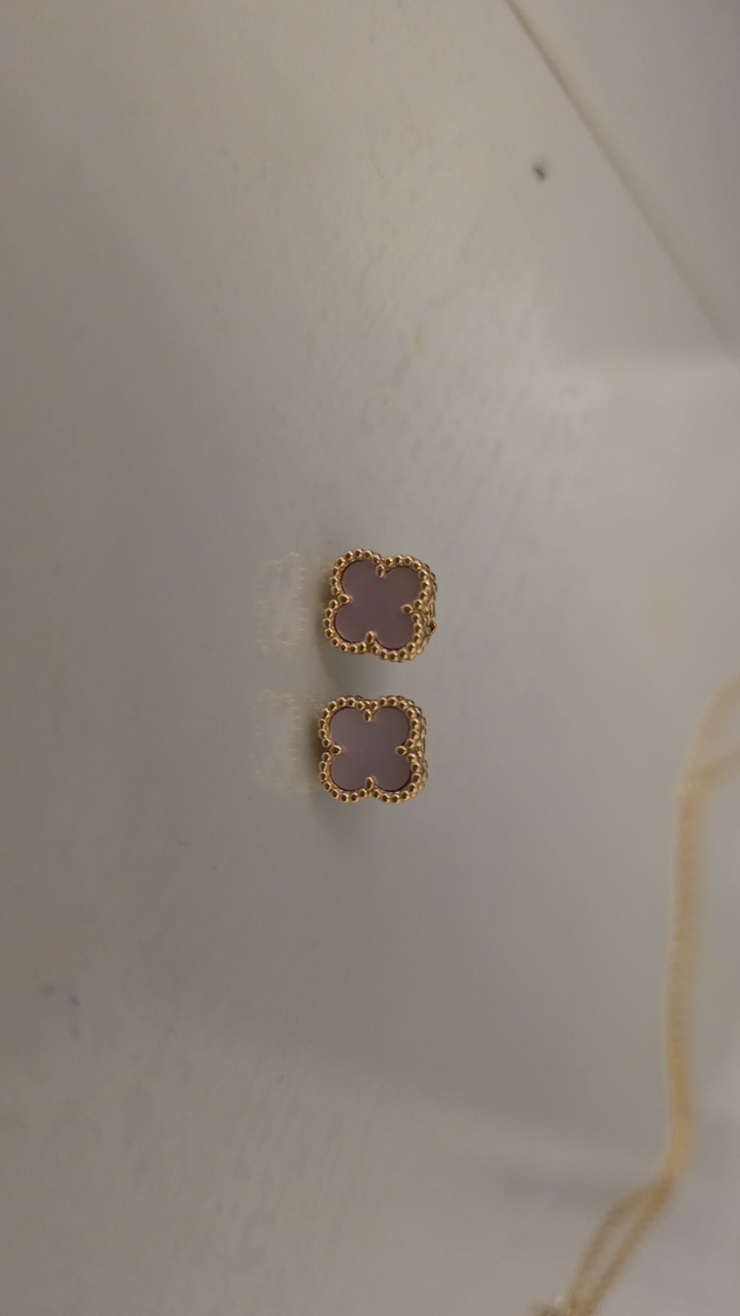 boucle d'oreille mini vca rose nacré