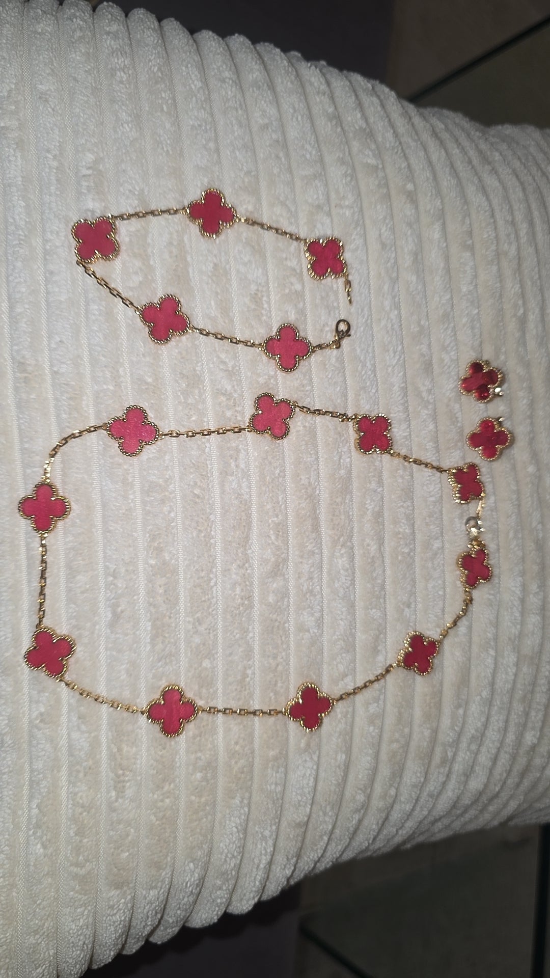 collier bracelet boucles d'oreilles vca fushia transparent