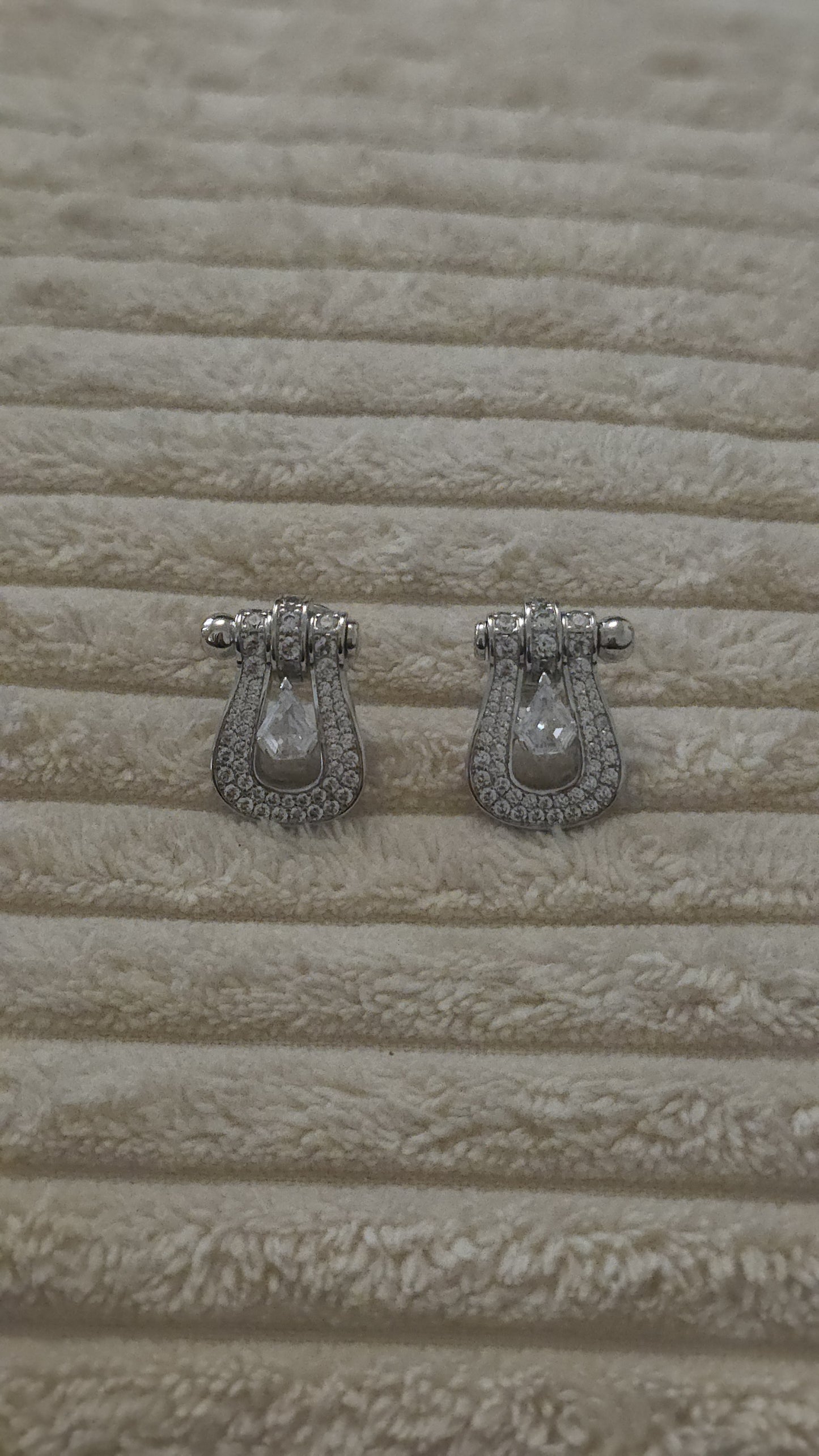 boucle d'oreille F.red
