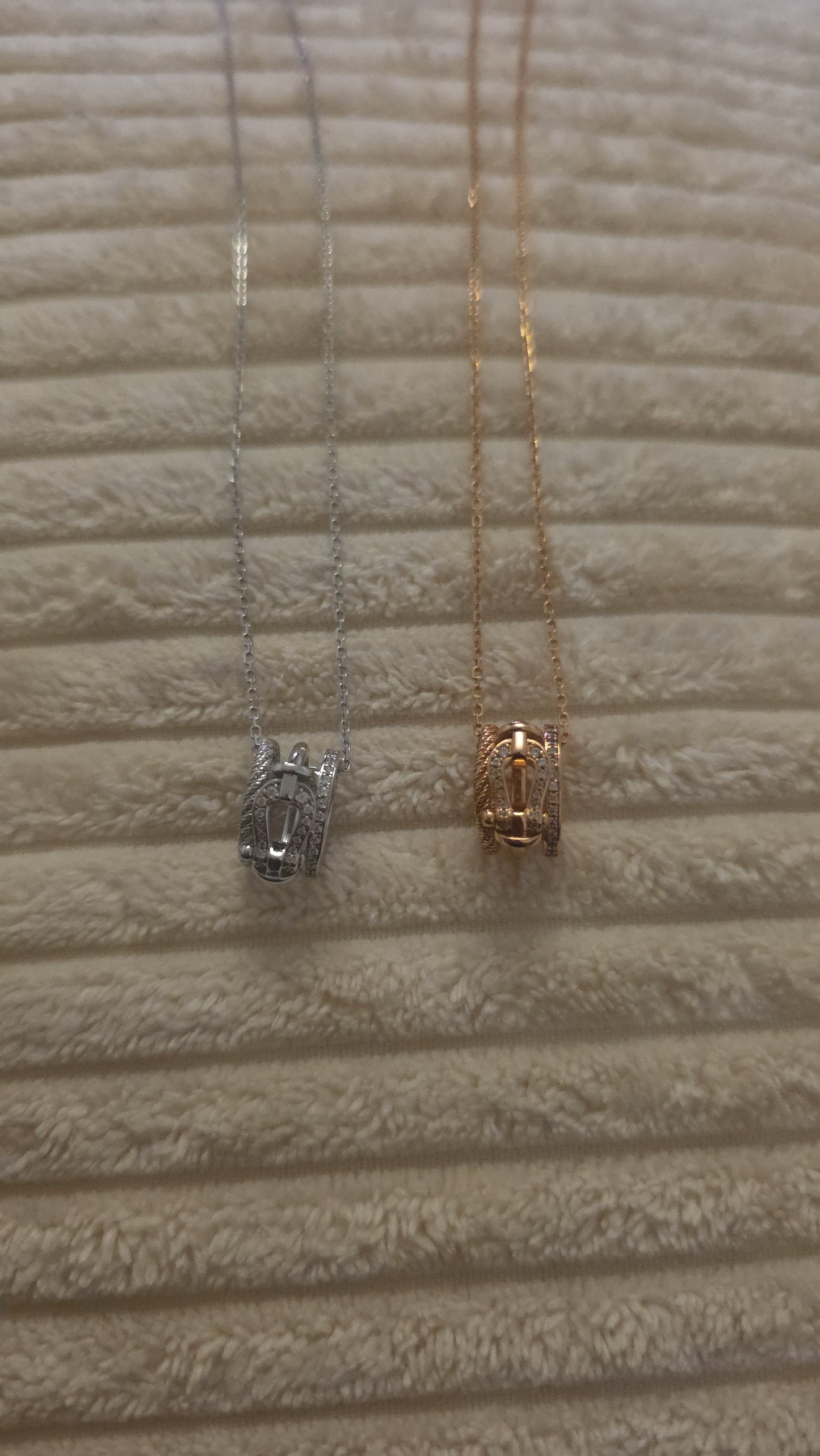 collier F.red