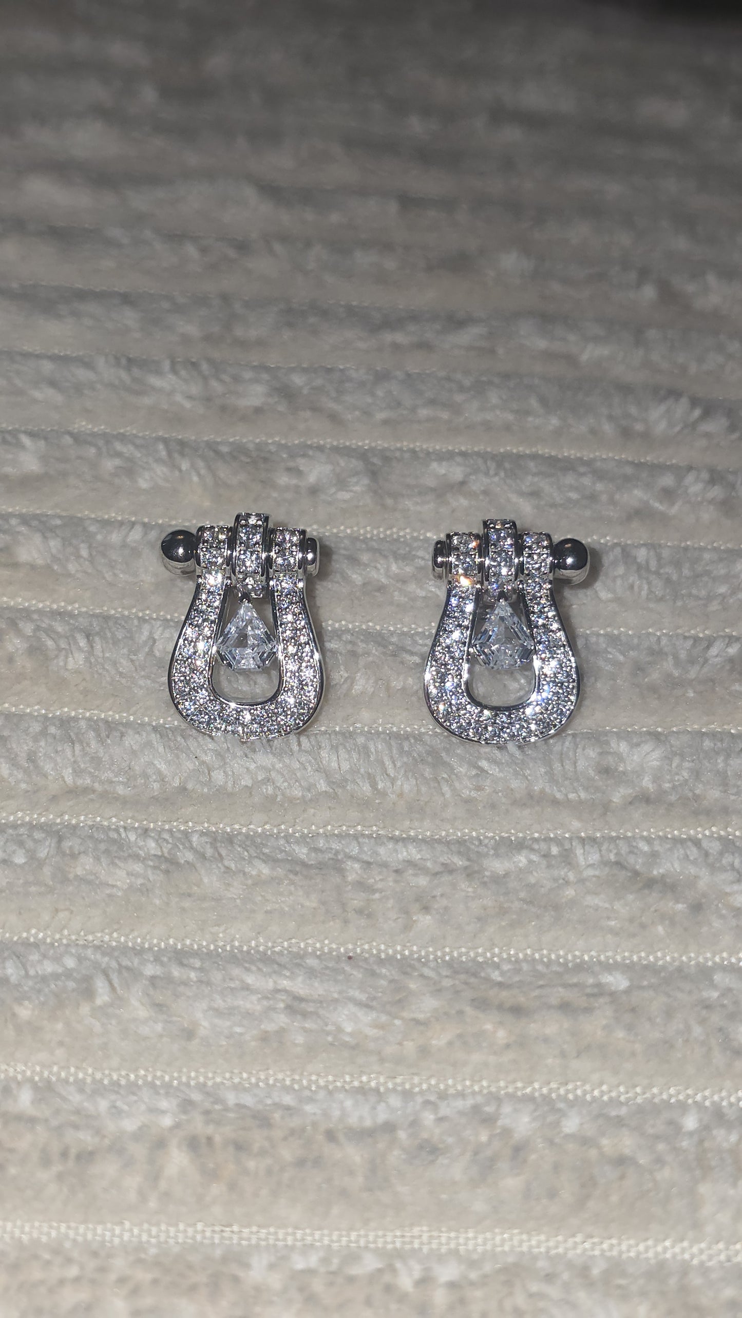 boucle d'oreille F.red