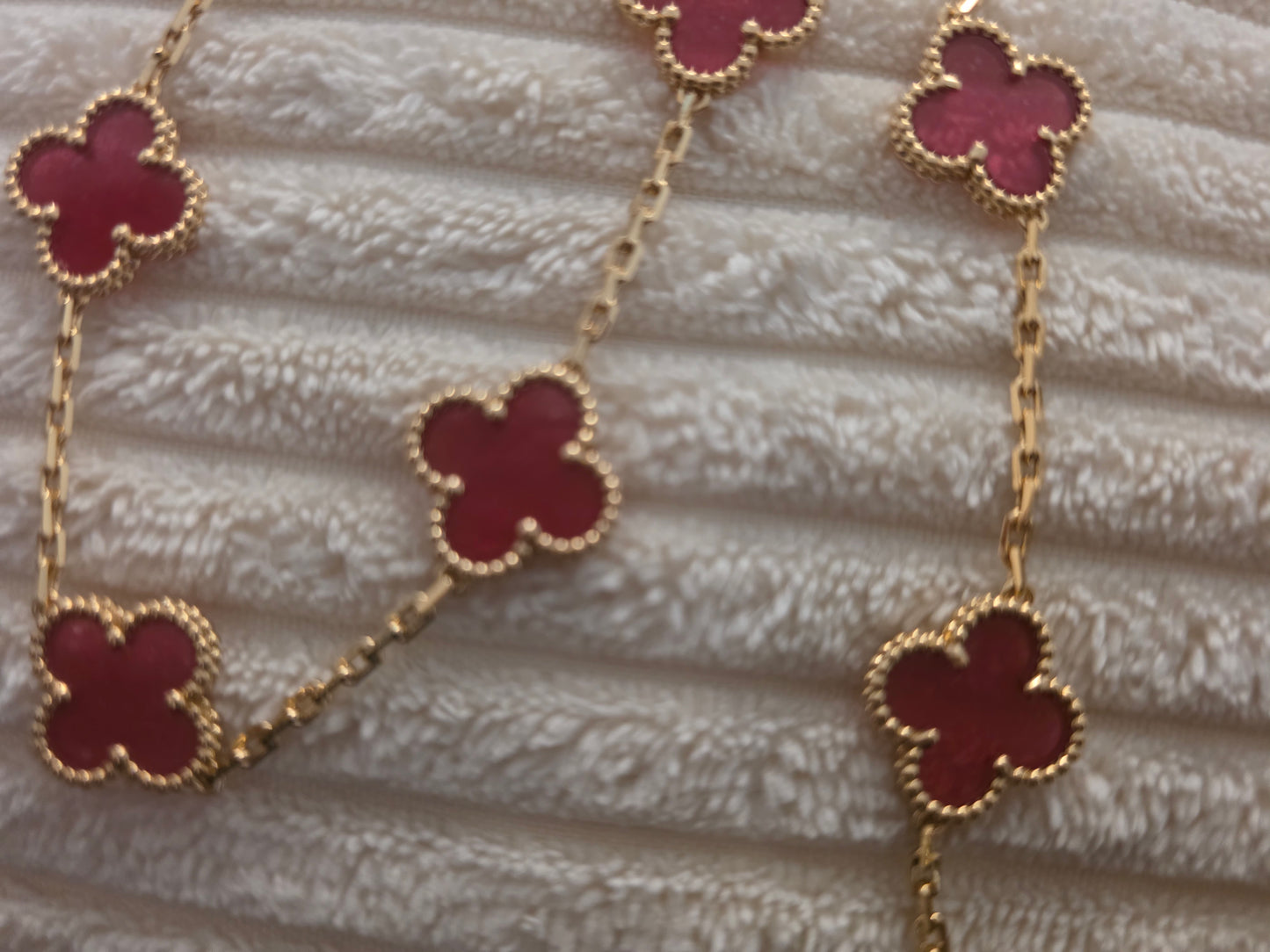 collier bracelet boucles d'oreilles vca fushia transparent